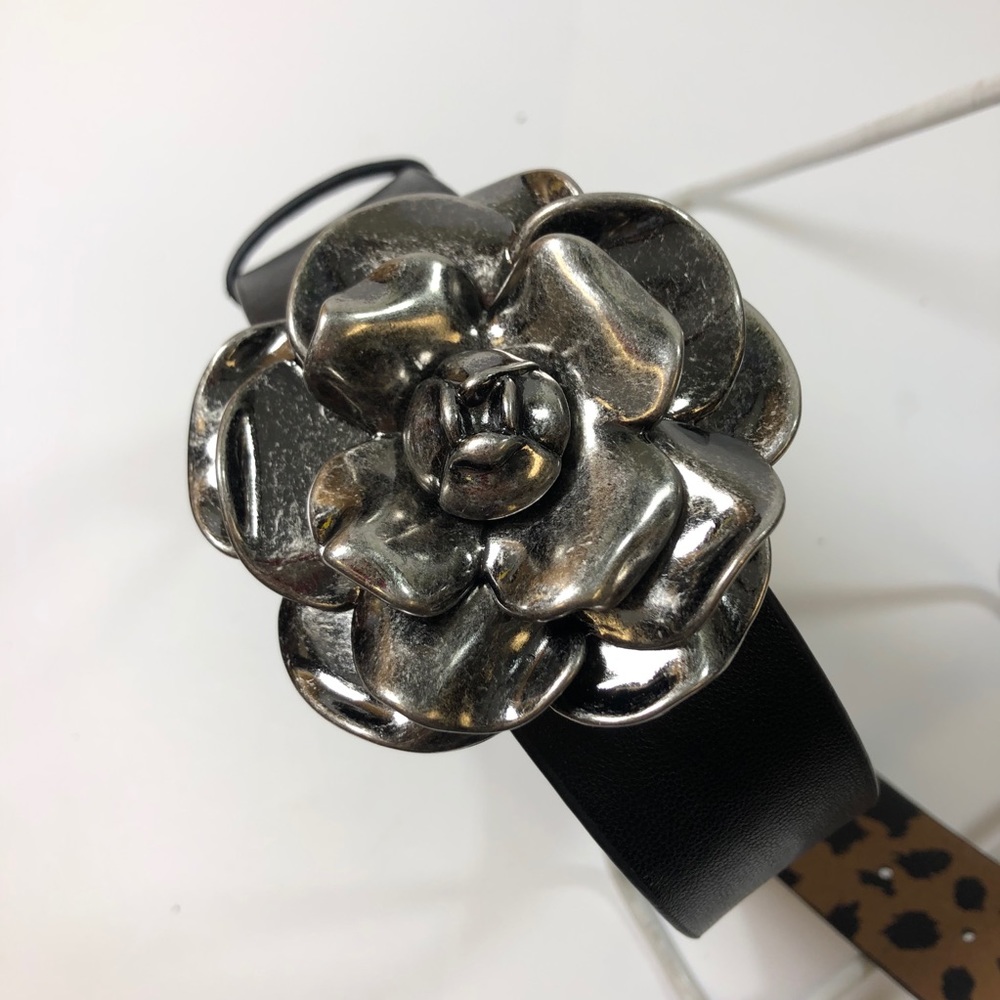 Women Betsy Johnson rose buckle belt, S - Picture 3 of 3